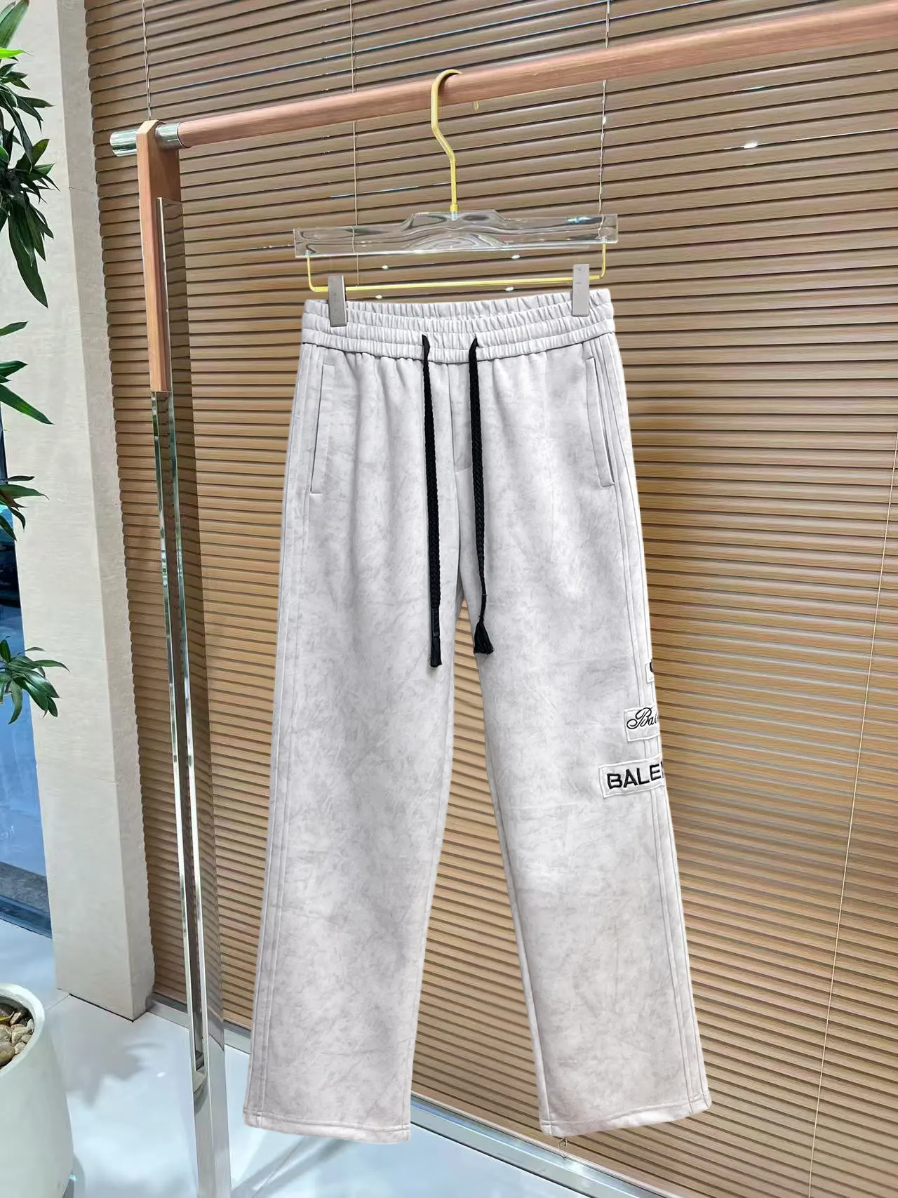 Balenciaga 🆕2026 Autumn and Winter New Arrival Casual Pants! The official website will be released simultaneously. Brand Classic LOGO casual pants, customized fabrics, excellent comfort and strong touch. Highly recognisable, perfect appearance and craftsmanship. Size:M-3XL